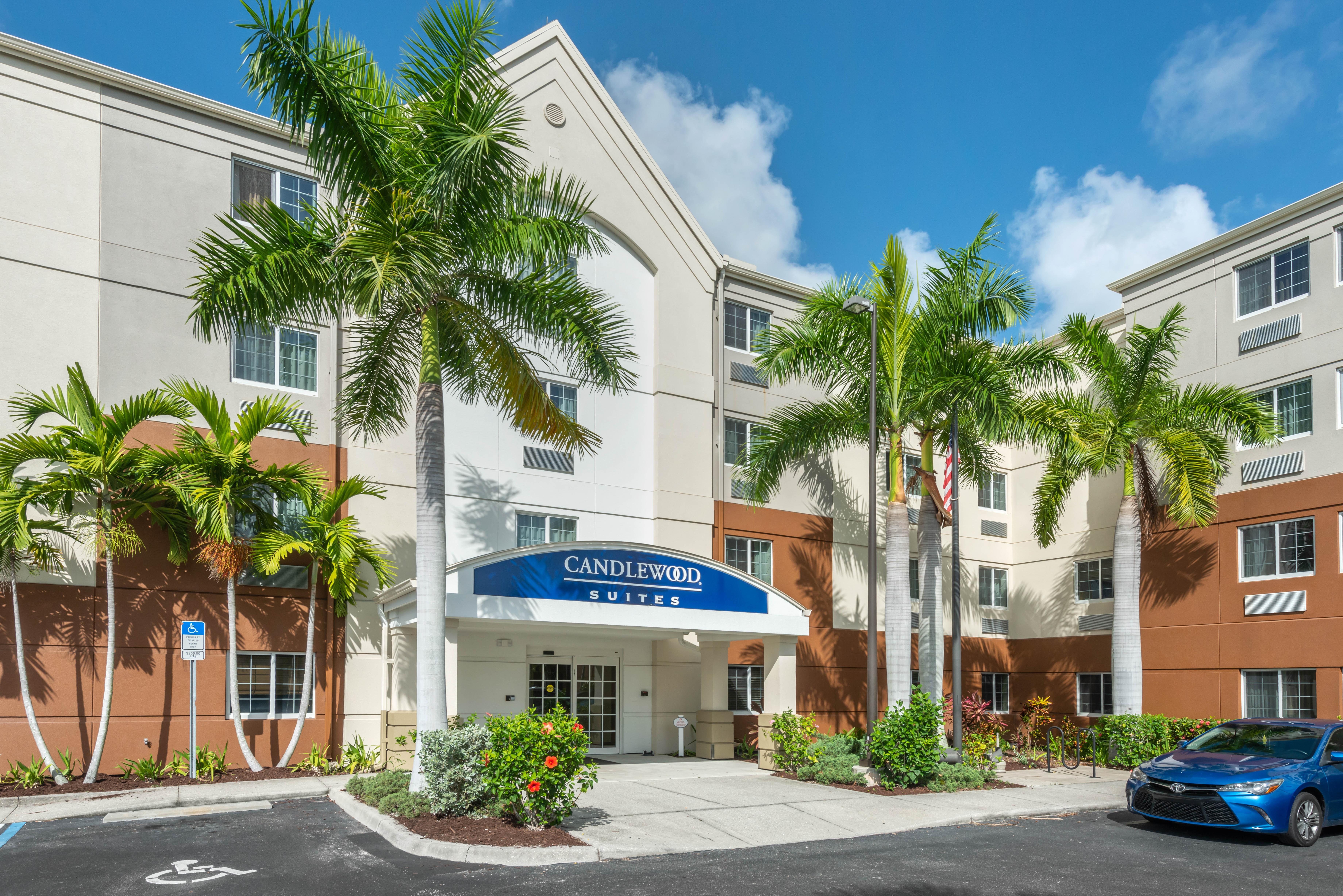 Candlewood Suites Fort Myers/Sanibel Gateway By Ihg Экстерьер фото