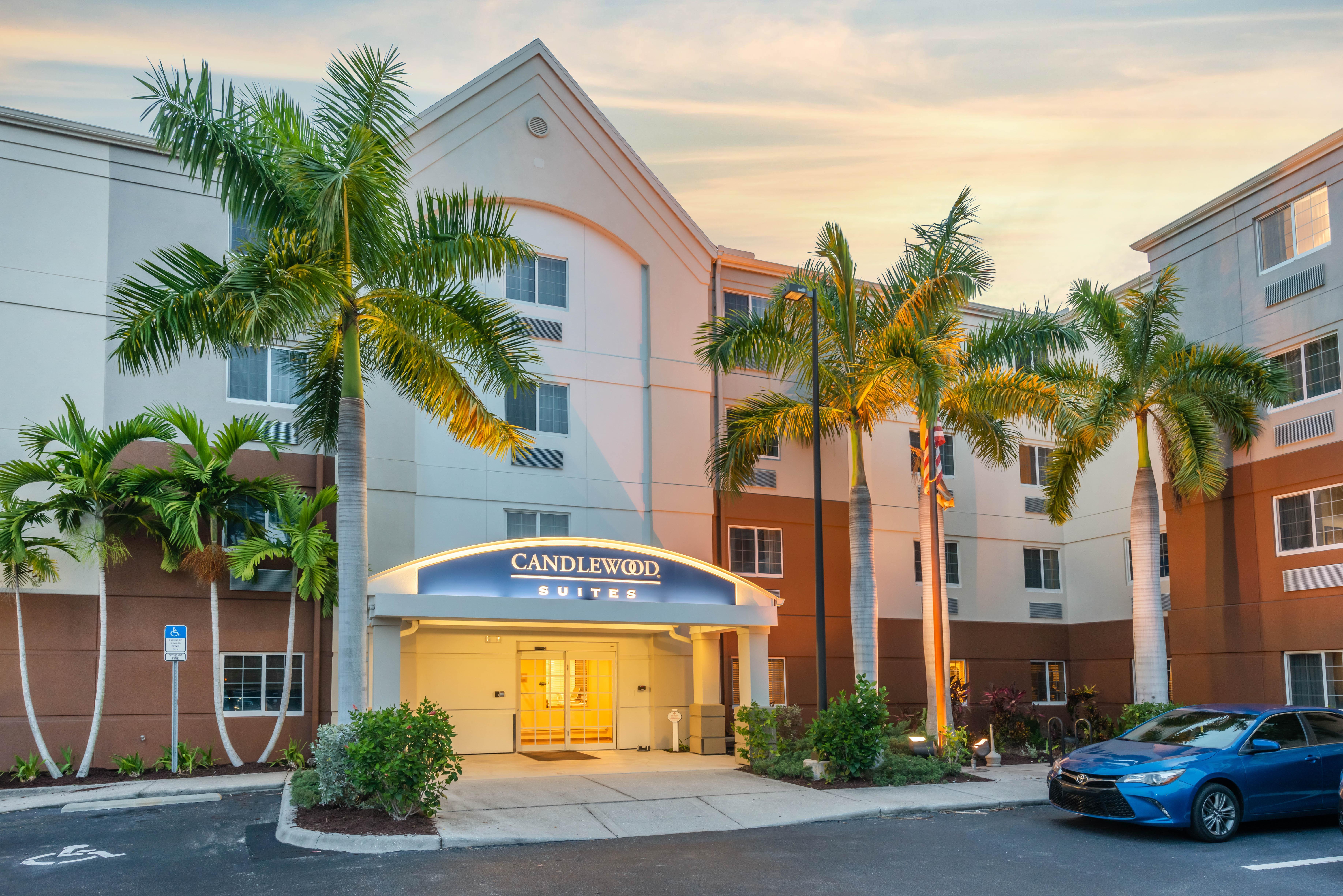 Candlewood Suites Fort Myers/Sanibel Gateway By Ihg Экстерьер фото